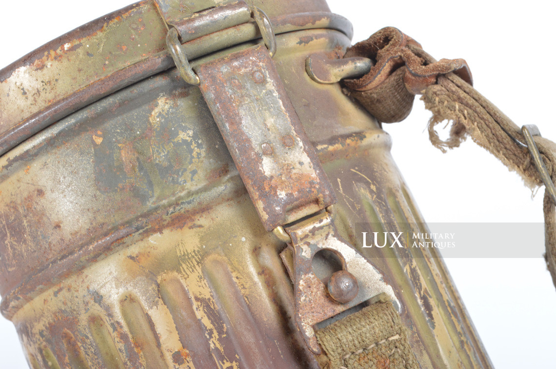 German three-tone « Normandy » camouflage gas mask canister, « untouched / woodwork find » - photo 16