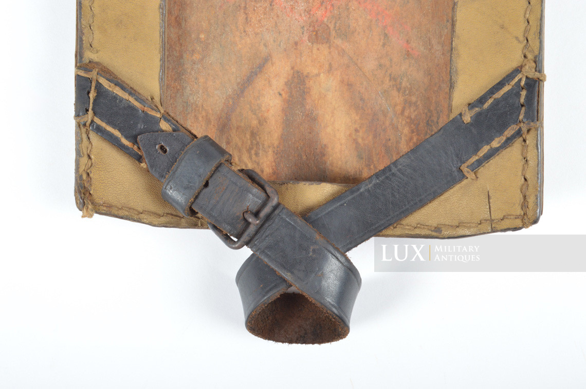 German late-war tan pressed cardboard entrenching tool carrying case - photo 9