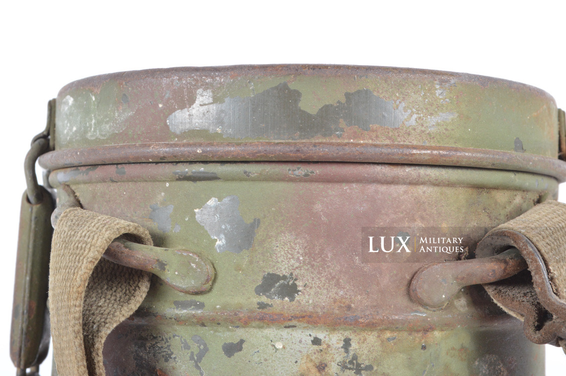 German two-tone camouflage gas mask canister, « woodwork find / Normandy » - photo 16