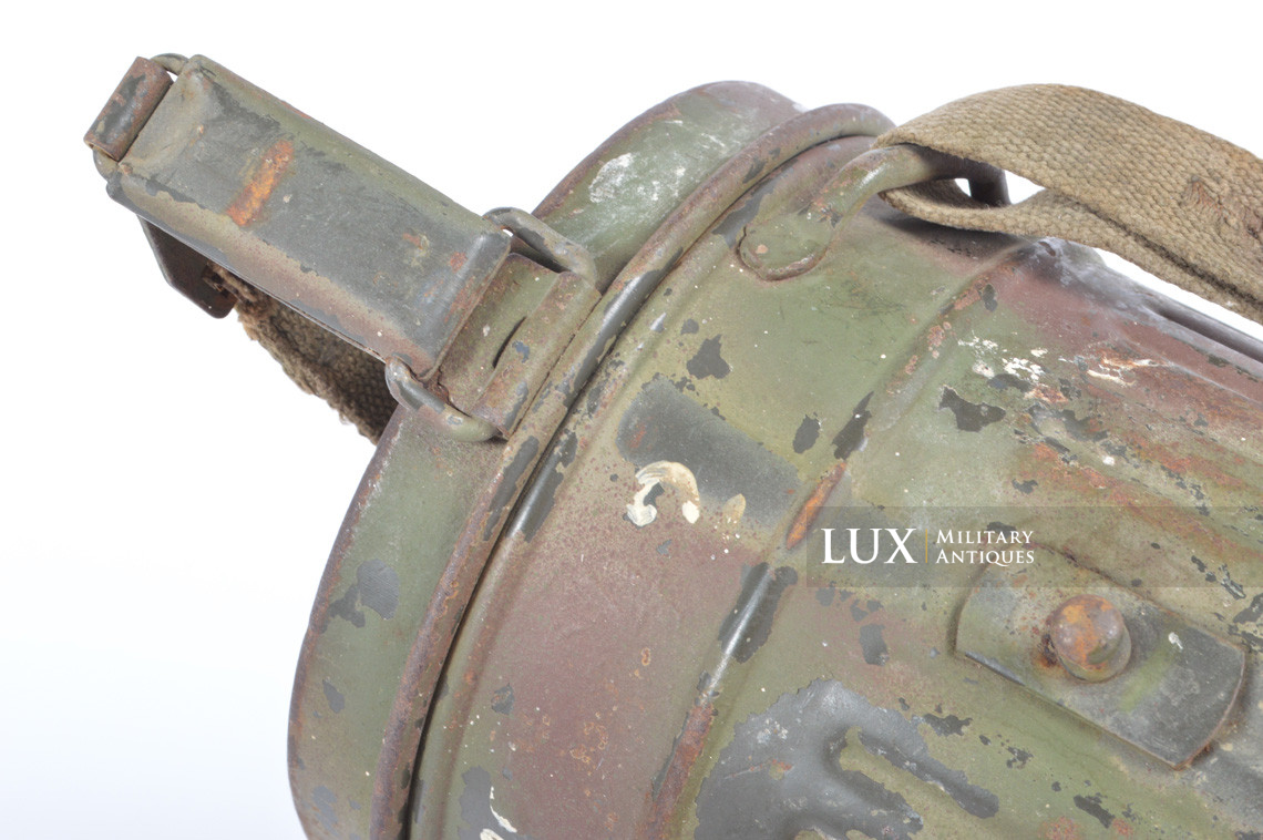 German two-tone camouflage gas mask canister, « woodwork find / Normandy » - photo 21