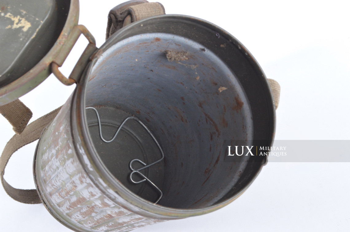 German two-tone camouflage gas mask canister, « woodwork find / Normandy » - photo 29