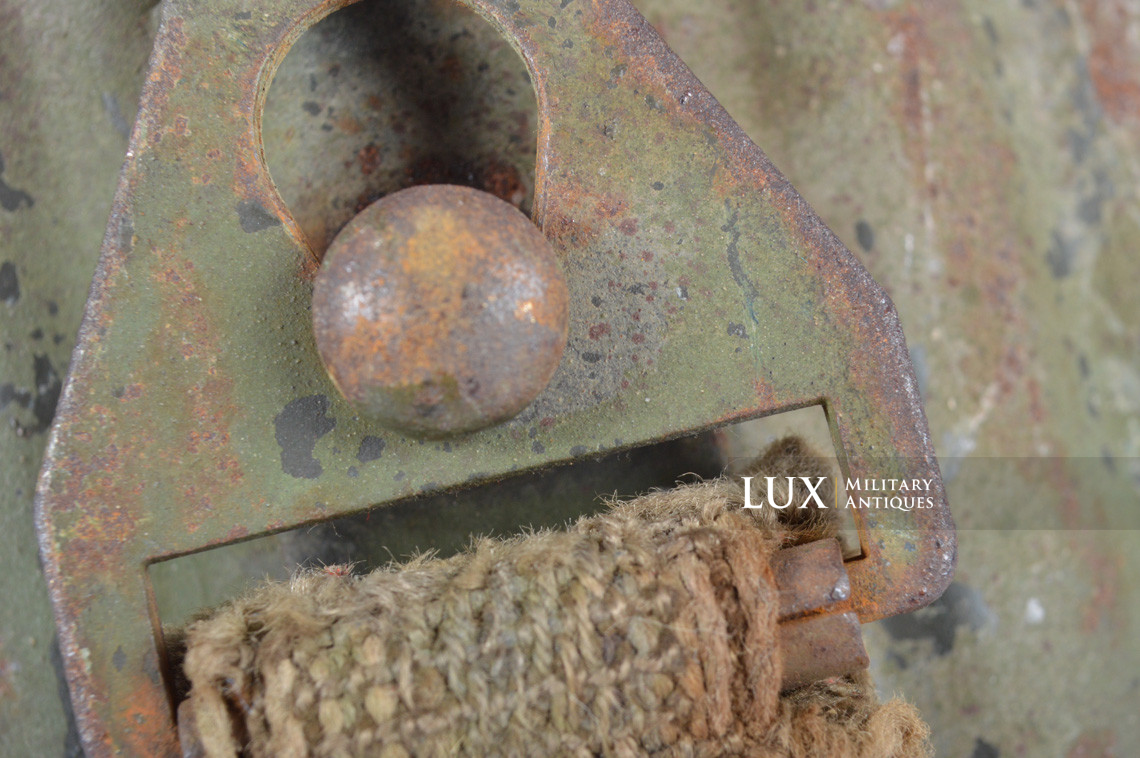 German two-tone camouflage gas mask canister, « woodwork find / Normandy » - photo 40