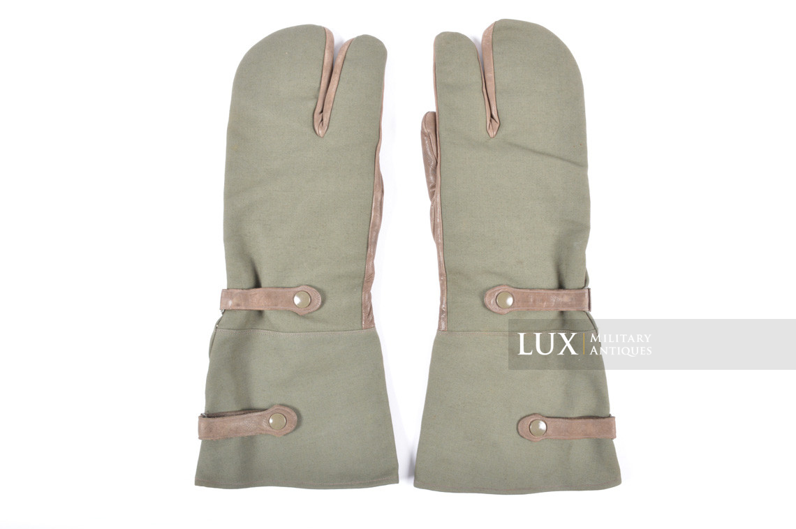 Unissued German motorcyclist's dispatch rider's gauntlets, « 1940