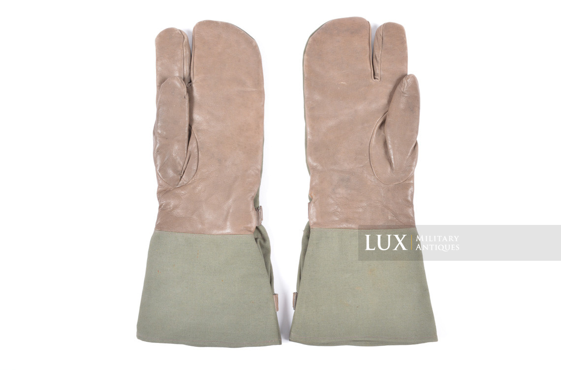 Unissued German motorcyclist's dispatch rider's gauntlets, « 1940