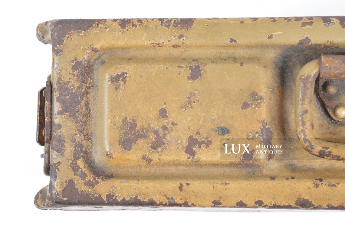 Late-war camouflaged MG34/42 ammunition case - photo 10