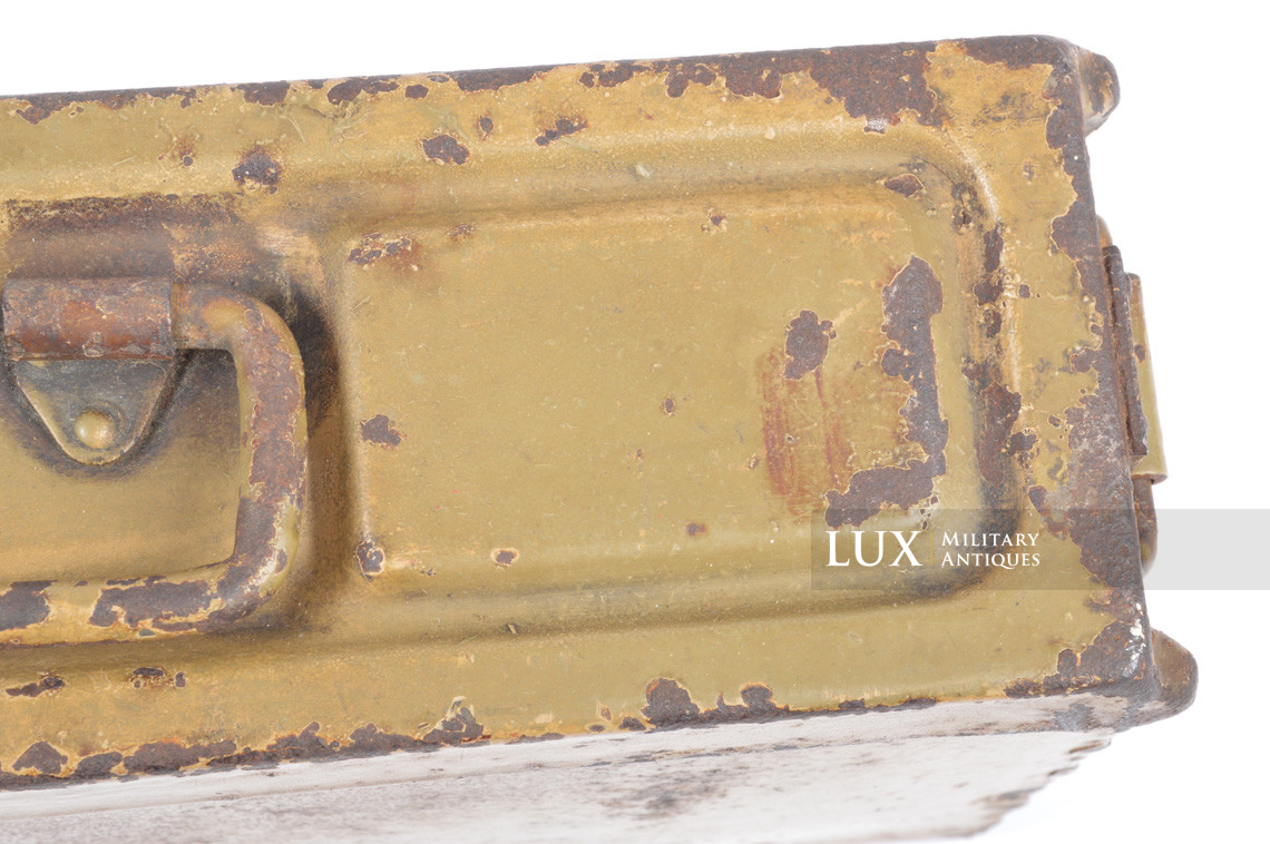 Late-war camouflaged MG34/42 ammunition case - photo 14