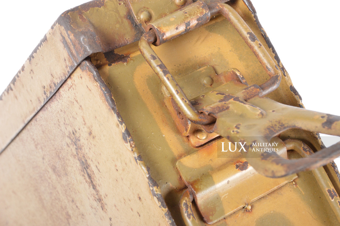 Late-war camouflaged MG34/42 ammunition case - photo 22