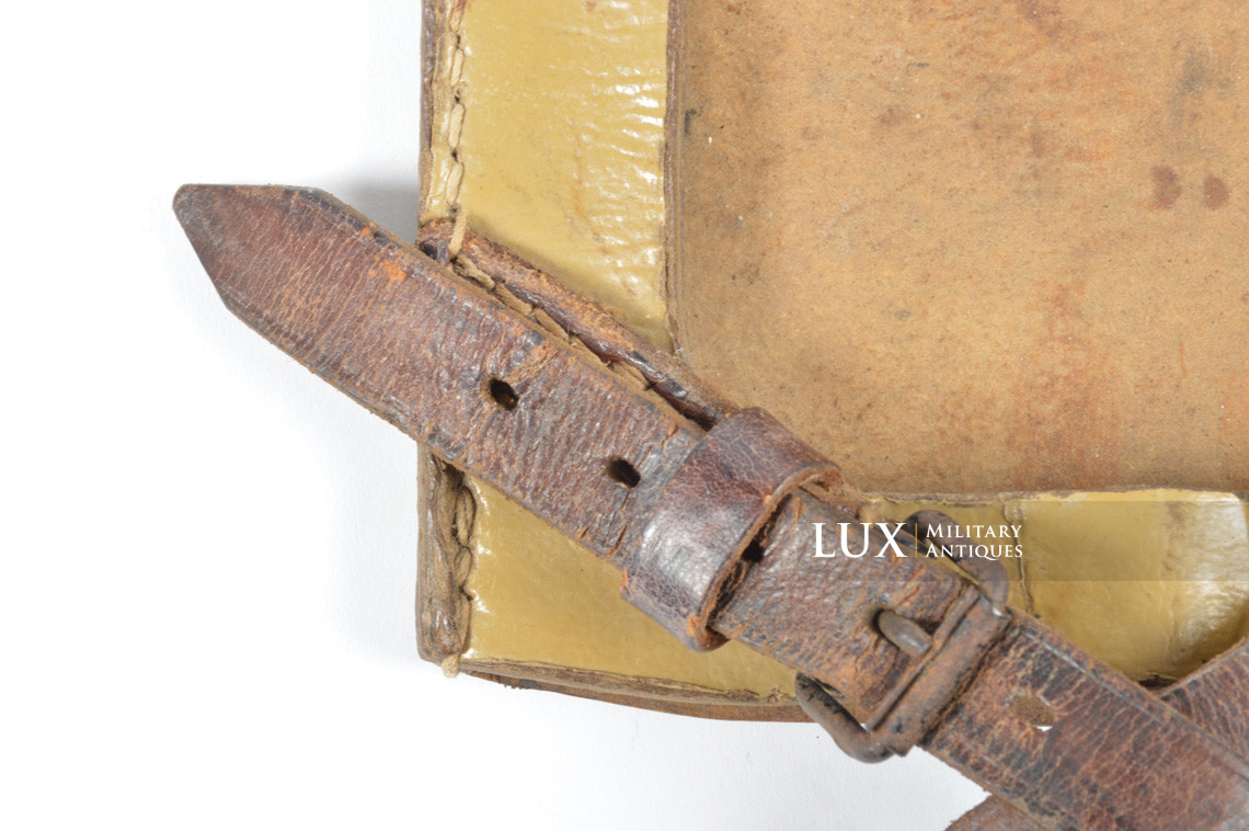 Rare German late-war tan pressed cardboard entrenching tool carrying case, « Otto Koberstein 1944 » - photo 9