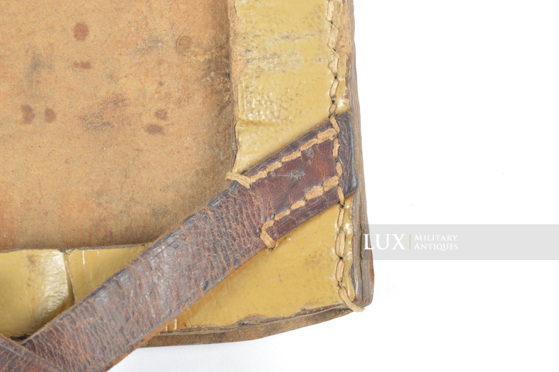 Rare German late-war tan pressed cardboard entrenching tool carrying case, « Otto Koberstein 1944 » - photo 10