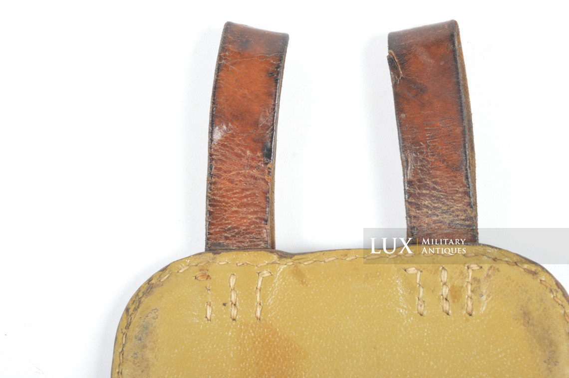 Rare German late-war tan pressed cardboard entrenching tool carrying case, « Otto Koberstein 1944 » - photo 12