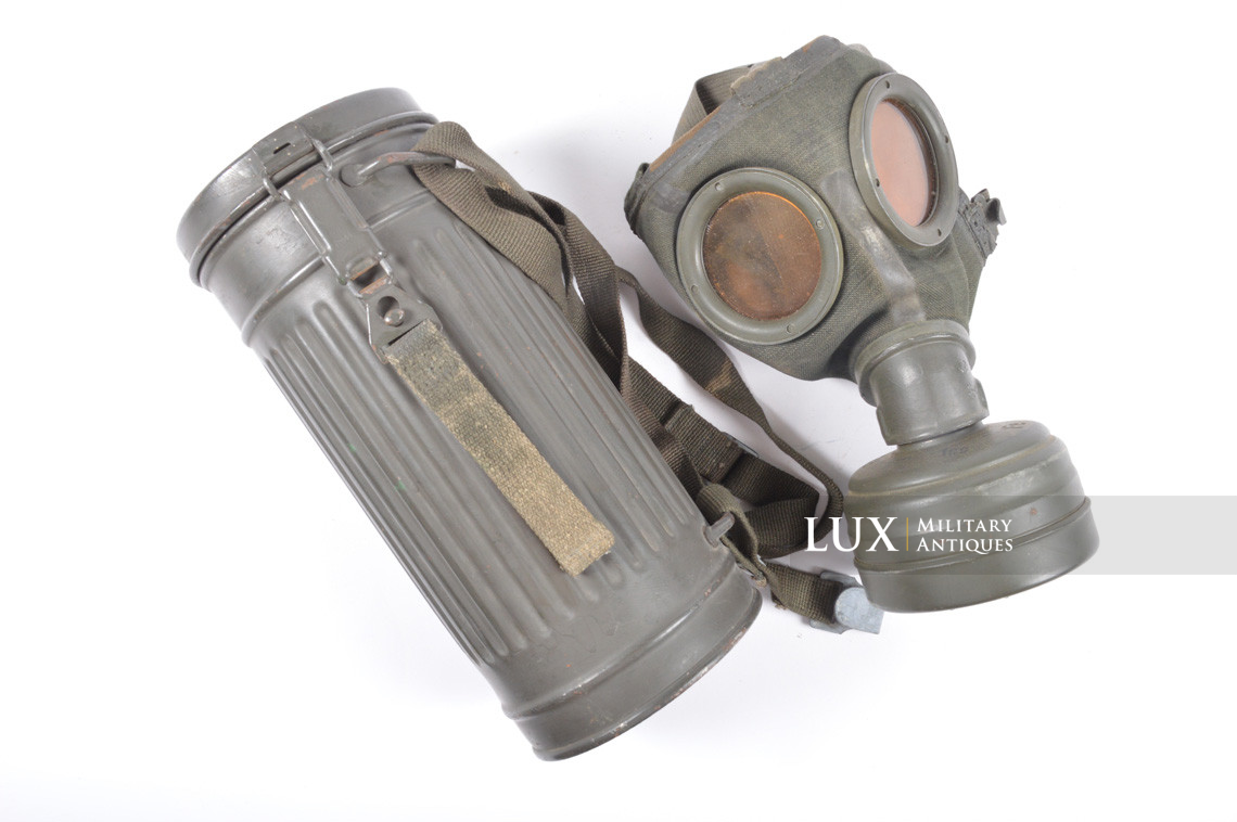 Late-war German Heer gas mask canister set, « named »