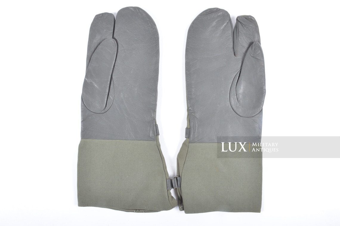 Unissued German motorcyclist's dispatch rider's gauntlets, « 1942 » - photo 10