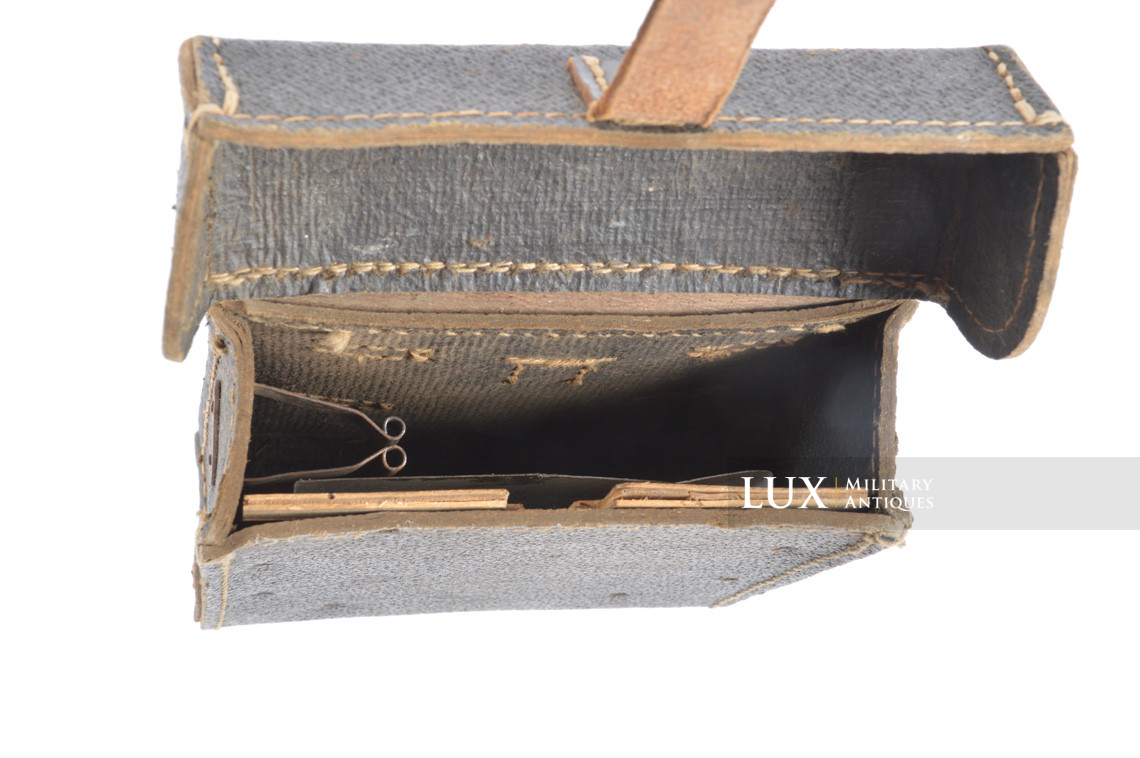 MG34/42 gunner's belt pouch in black pressed cardboard - photo 13