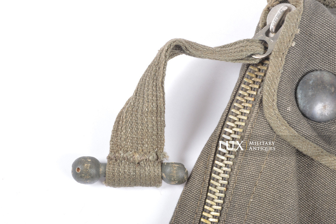 Late-war German paratrooper gas mask carrying bag, « ebd » - photo 11