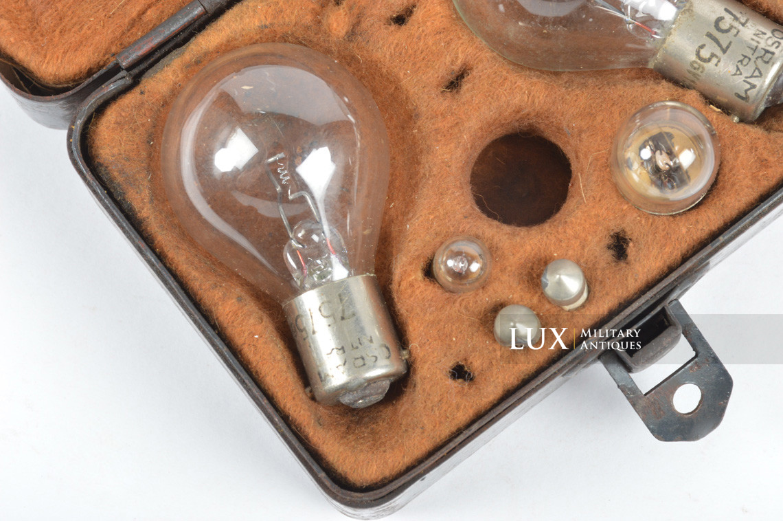 German vehicle light bulb storage case and bulbs, « Bosch » - photo 16