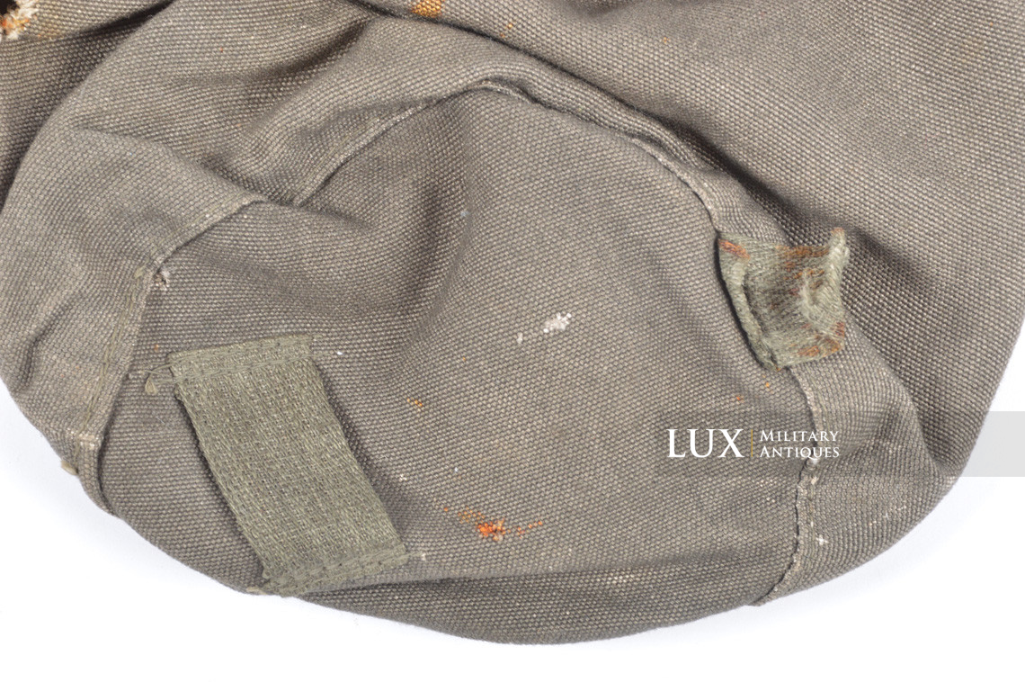 Late-war German paratrooper gas mask carrying bag, « ebd / woodwork find » - photo 8