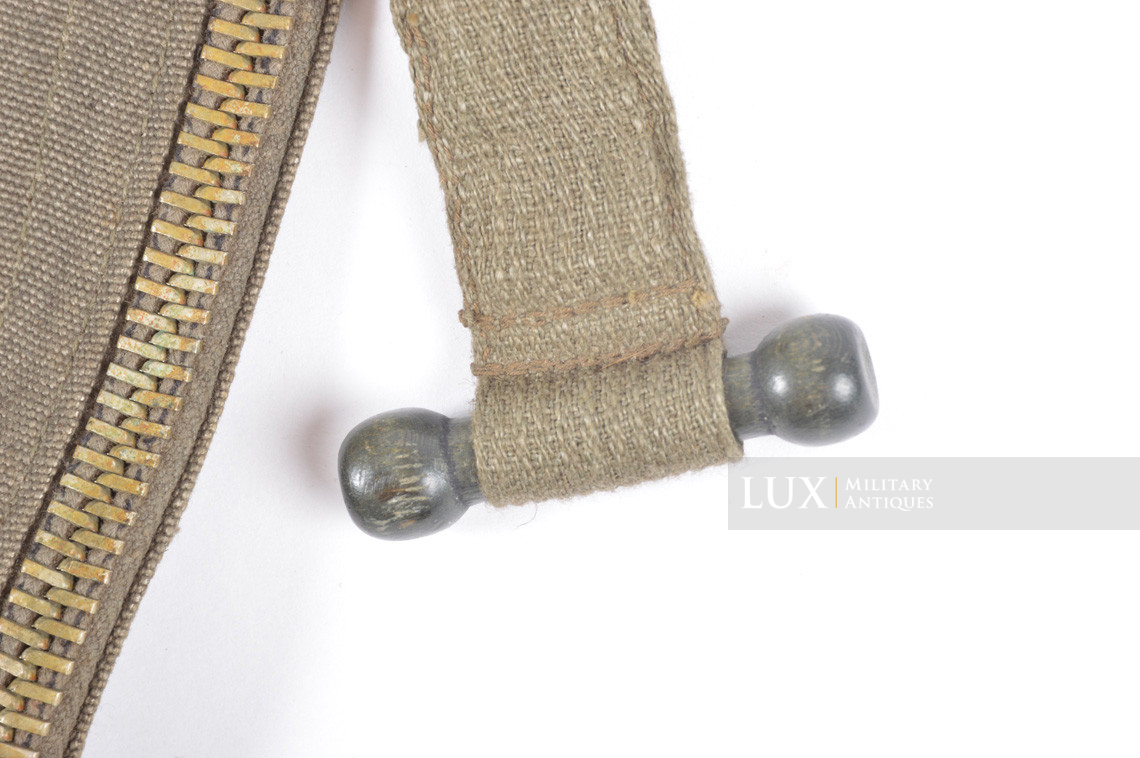 Late-war German paratrooper gas mask carrying bag, « ebd / woodwork find » - photo 13