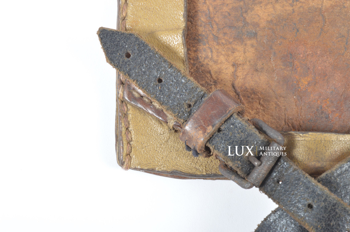 German late-war tan pressed cardboard entrenching tool carrying case - photo 10