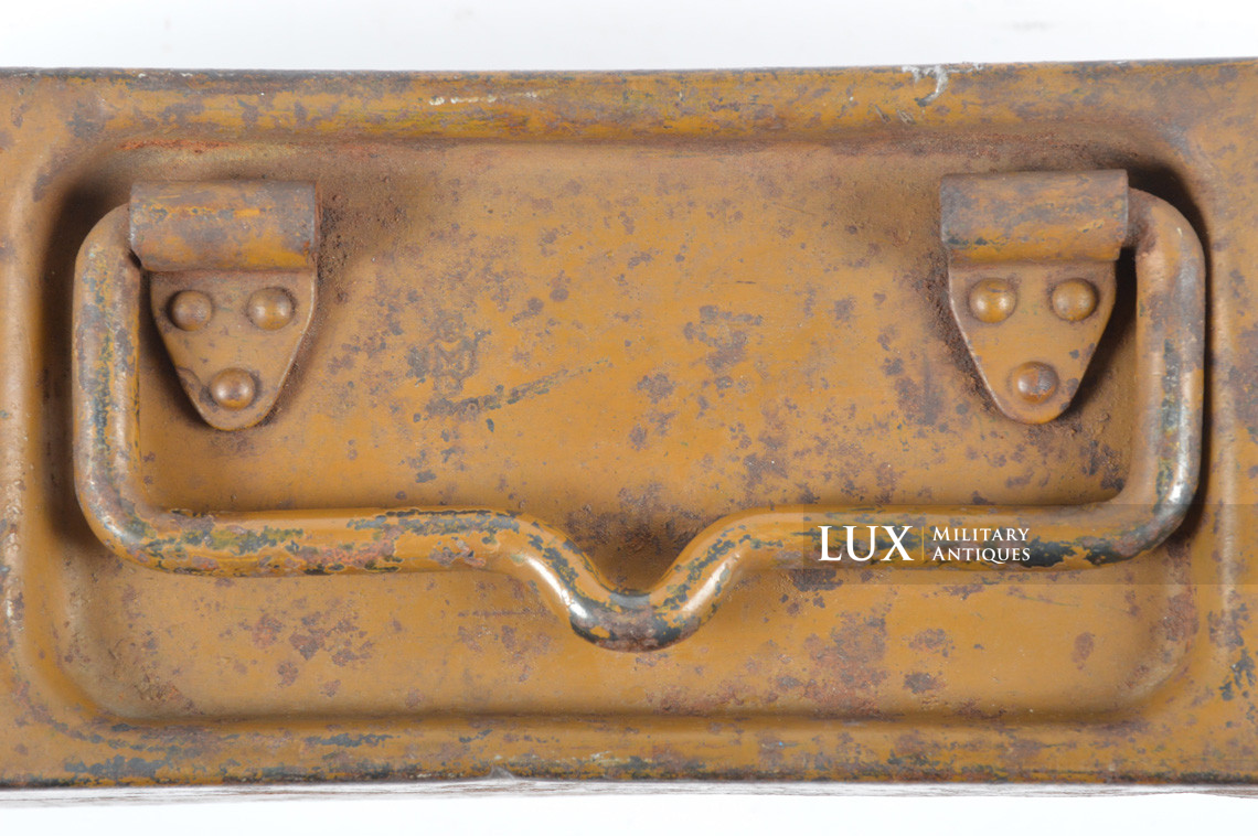 German tan camouflage MG34/42 ammunitions case, « Battle damaged » - photo 13