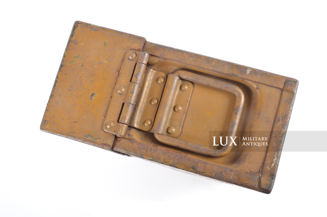 German tan camouflage MG34/42 ammunitions case, « Battle damaged » - photo 19