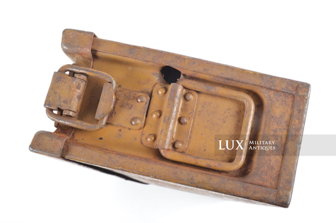 Caisse à munitions allemande MG34/42 camouflée et impactée - photo 20