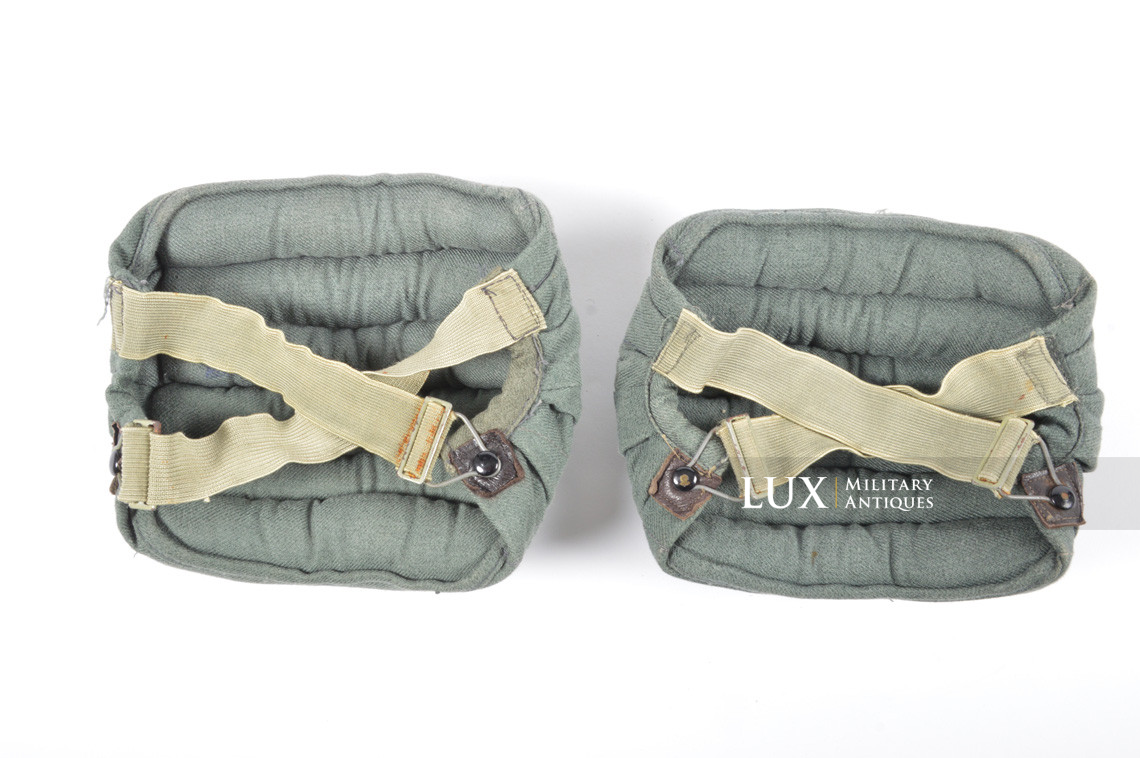 Latewar German paratrooper knee pads, « RBNr