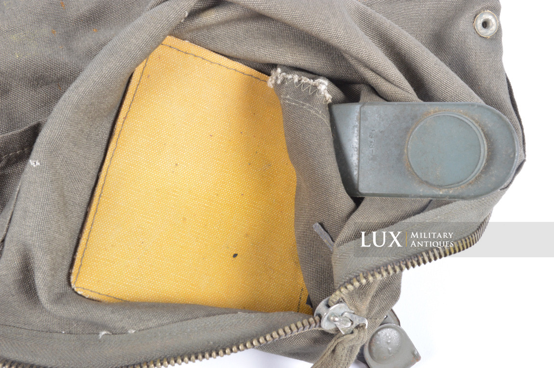Late-war German paratrooper gas mask carrying bag, « ebd » - photo 27