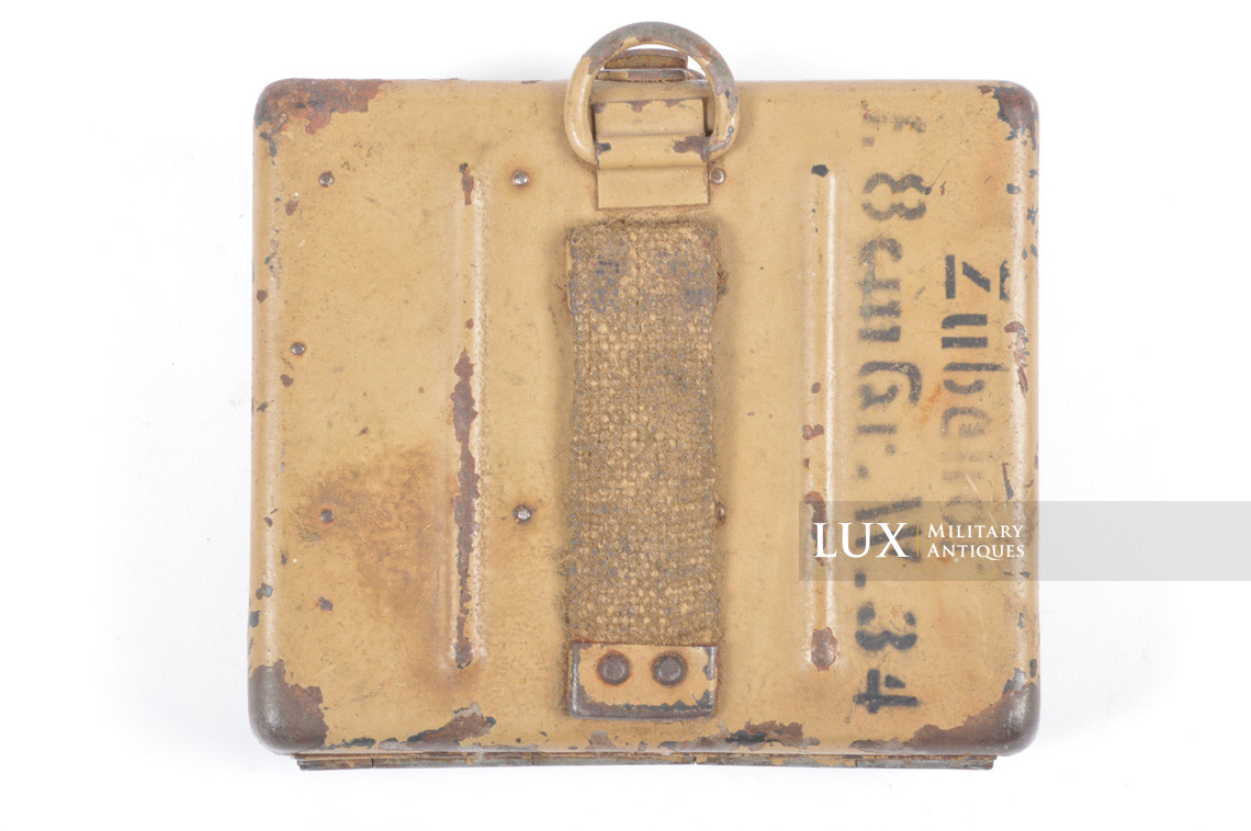 Très rare boîte accessoires / outils du mortier allemand 8cm « Zubehör f. 8cm Gr.W. 34 » en peinture jaune sable - photo 4