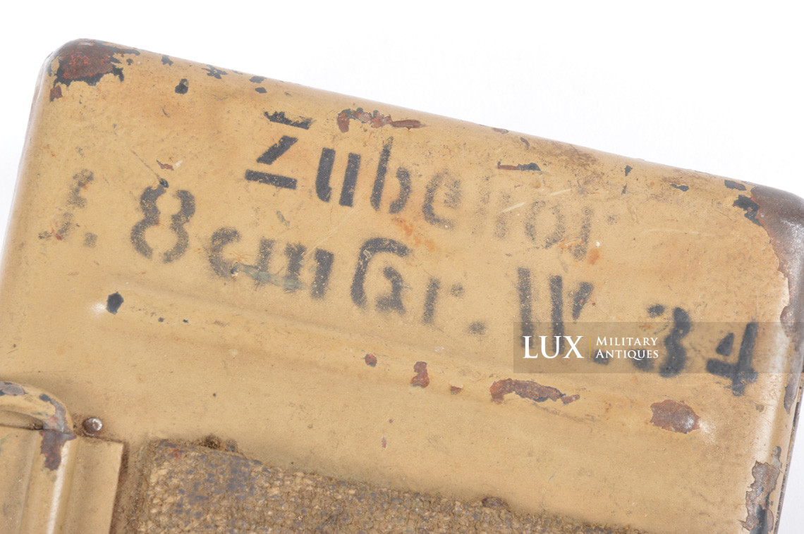 Très rare boîte accessoires / outils du mortier allemand 8cm « Zubehör f. 8cm Gr.W. 34 » en peinture jaune sable - photo 7