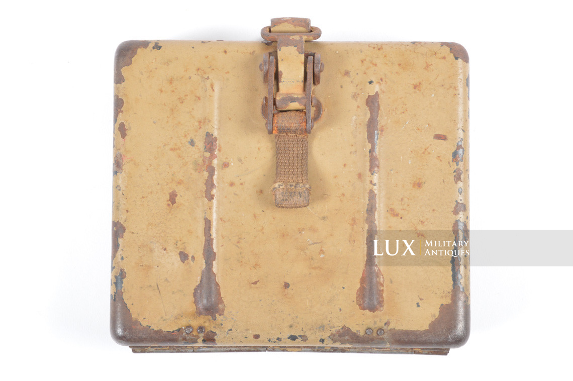 Très rare boîte accessoires / outils du mortier allemand 8cm « Zubehör f. 8cm Gr.W. 34 » en peinture jaune sable - photo 8