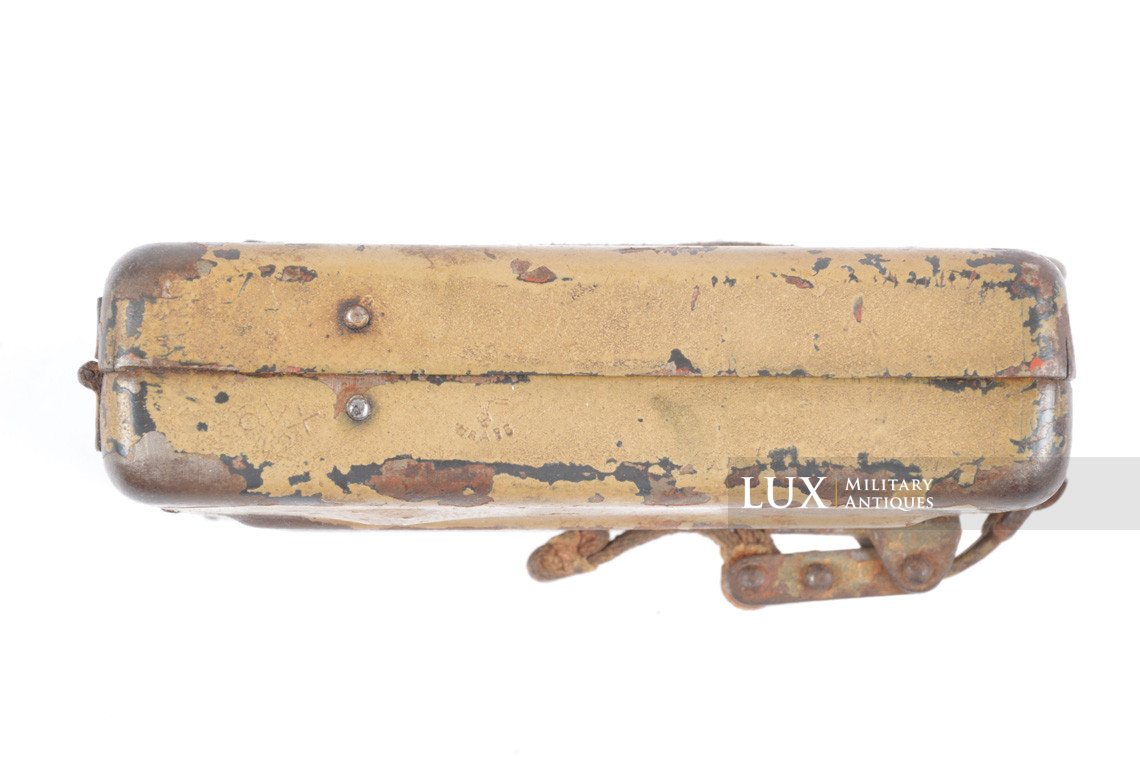 Très rare boîte accessoires / outils du mortier allemand 8cm « Zubehör f. 8cm Gr.W. 34 » en peinture jaune sable - photo 9