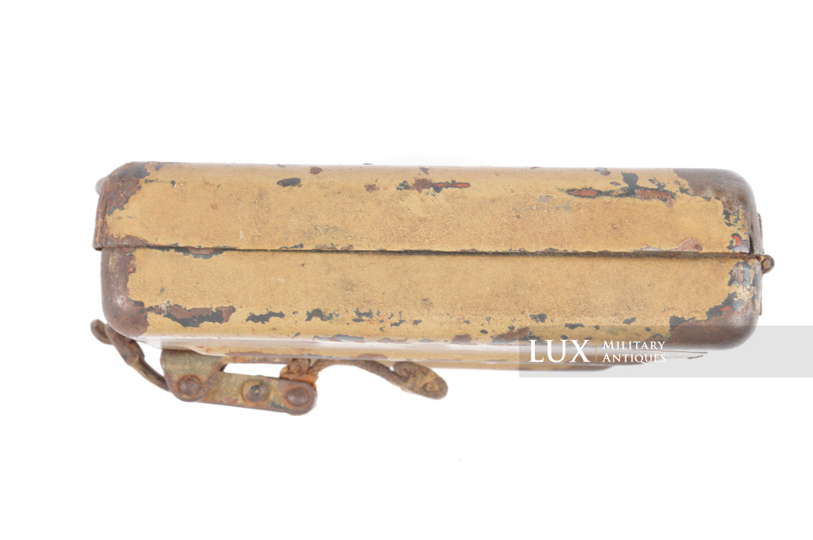 Très rare boîte accessoires / outils du mortier allemand 8cm « Zubehör f. 8cm Gr.W. 34 » en peinture jaune sable - photo 12