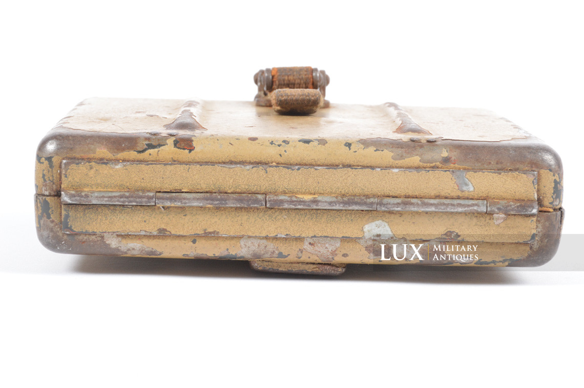 Très rare boîte accessoires / outils du mortier allemand 8cm « Zubehör f. 8cm Gr.W. 34 » en peinture jaune sable - photo 14