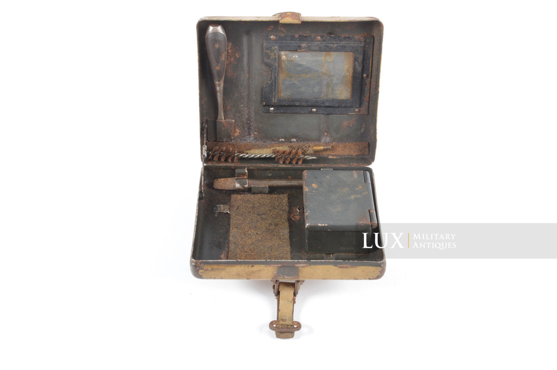 Très rare boîte accessoires / outils du mortier allemand 8cm « Zubehör f. 8cm Gr.W. 34 » en peinture jaune sable - photo 15