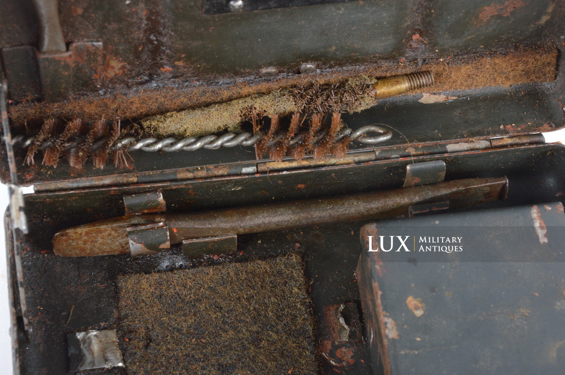 Très rare boîte accessoires / outils du mortier allemand 8cm « Zubehör f. 8cm Gr.W. 34 » en peinture jaune sable - photo 17