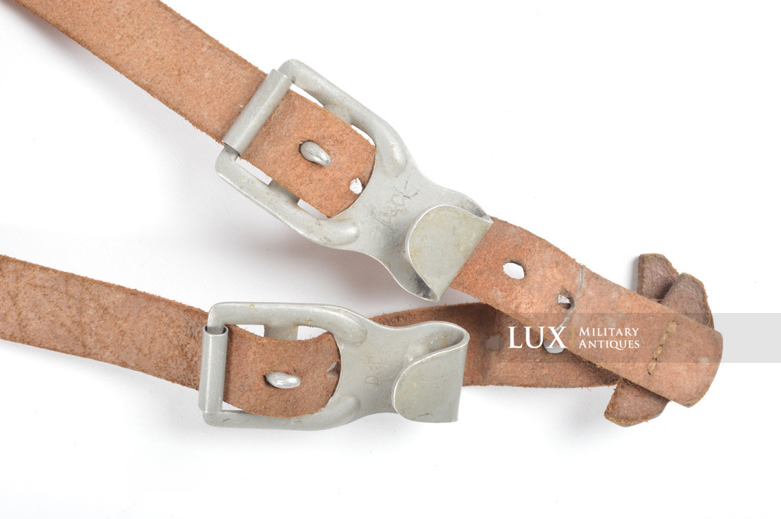 Unissued light Y-straps in natural brown leather, « 1940 » - photo 8