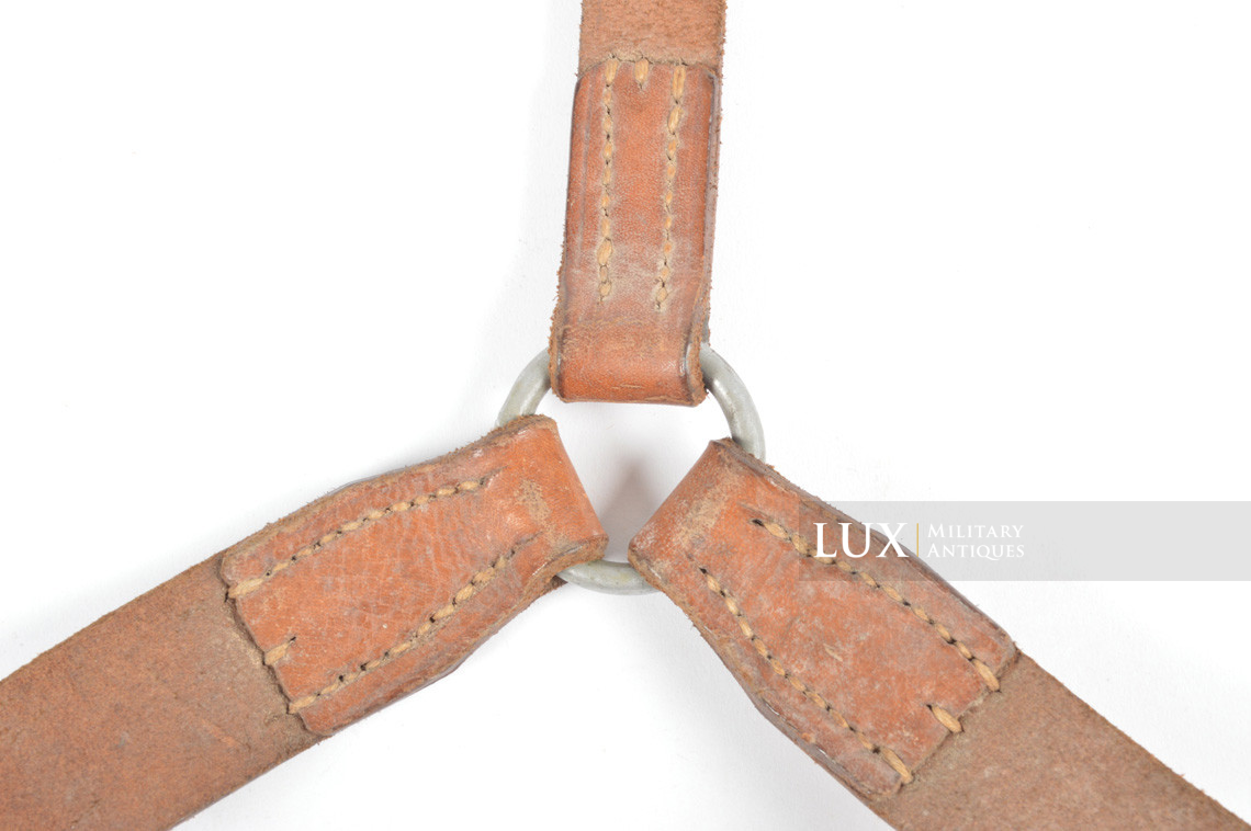 Unissued light Y-straps in natural brown leather, « 1940 » - photo 9