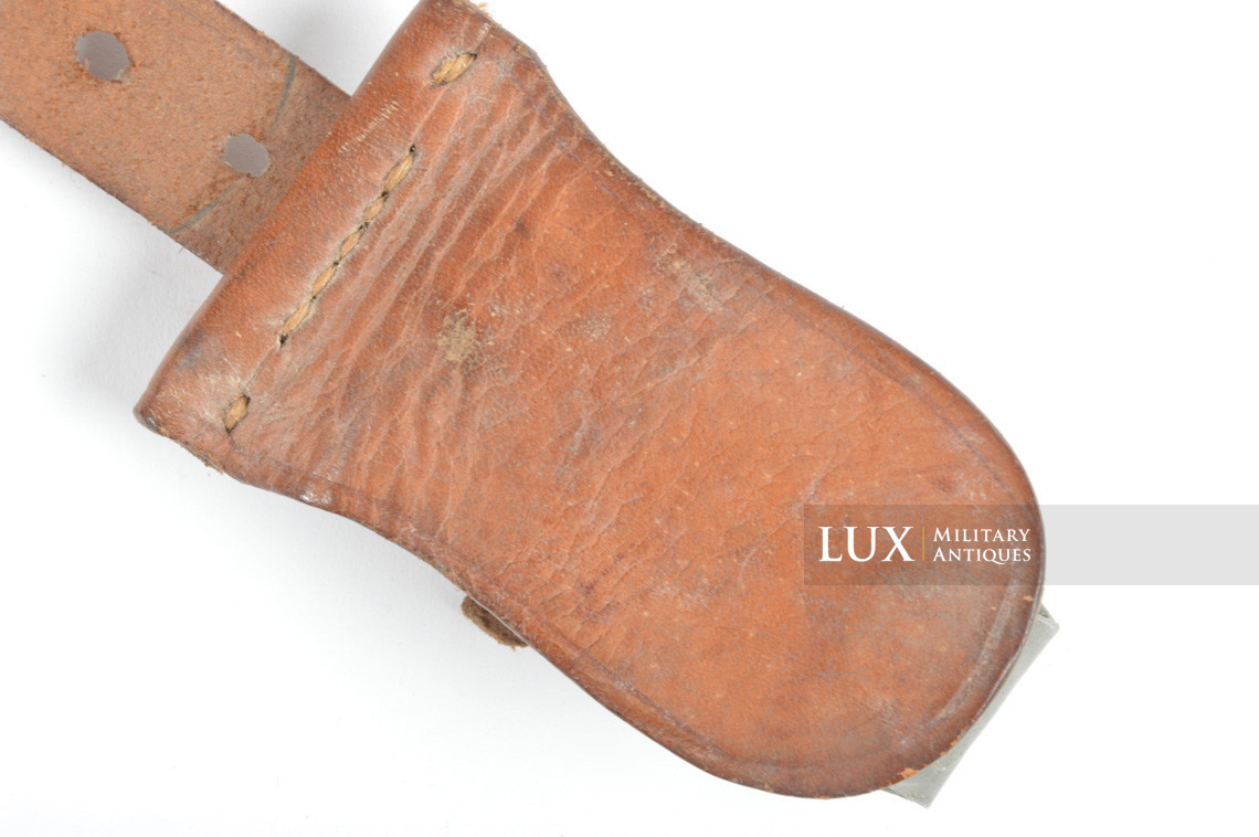 Unissued light Y-straps in natural brown leather, « 1940 » - photo 11