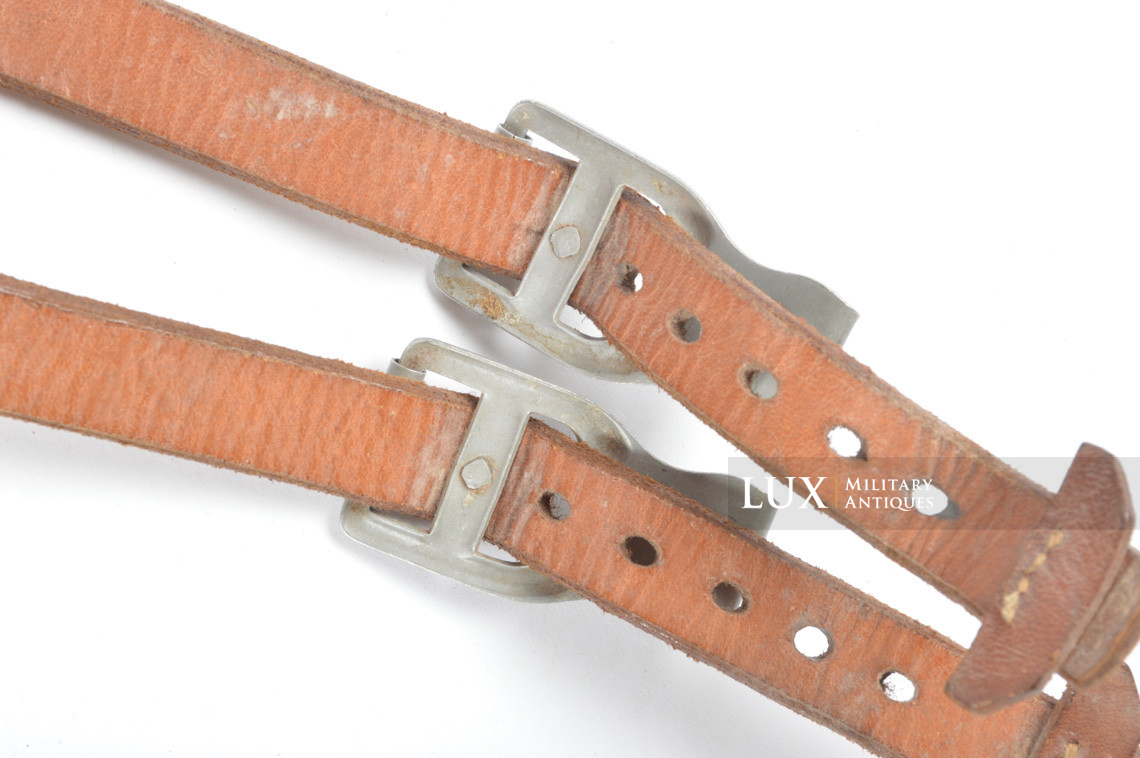 Unissued light Y-straps in natural brown leather, « 1940 » - photo 14