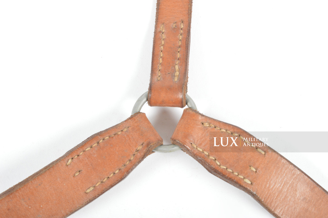 Unissued light Y-straps in natural brown leather, « 1940 » - photo 15