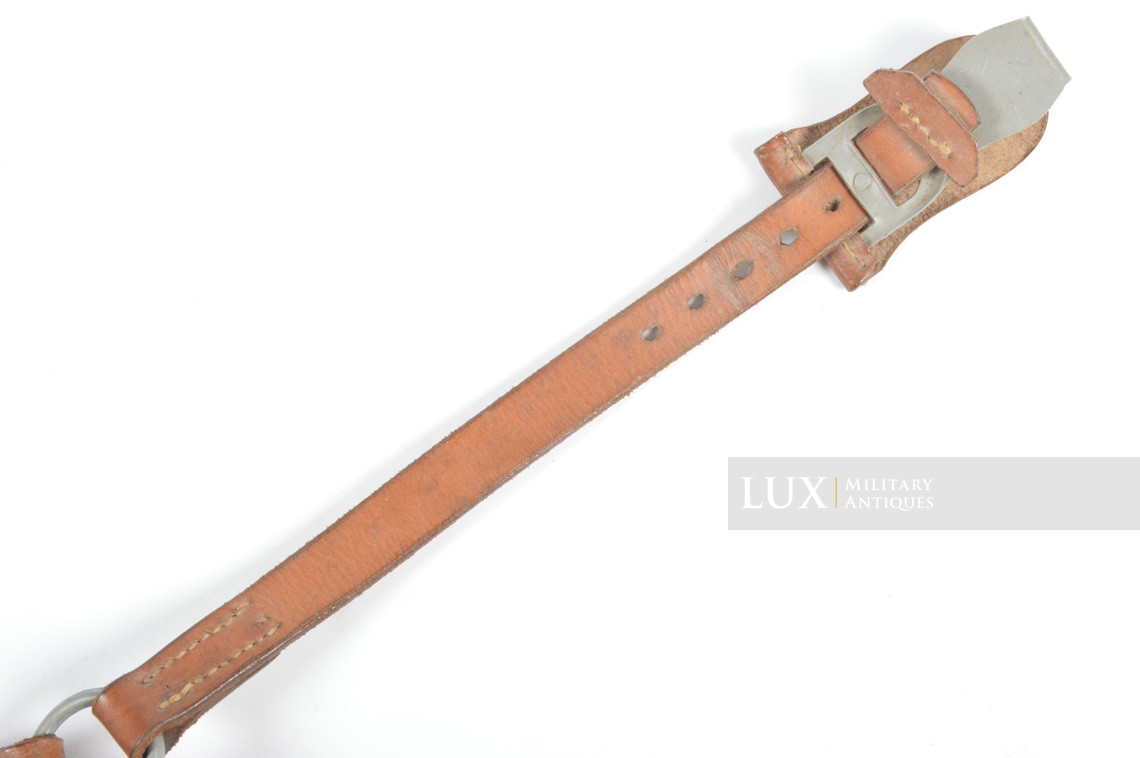 Unissued light Y-straps in natural brown leather, « 1940 » - photo 16