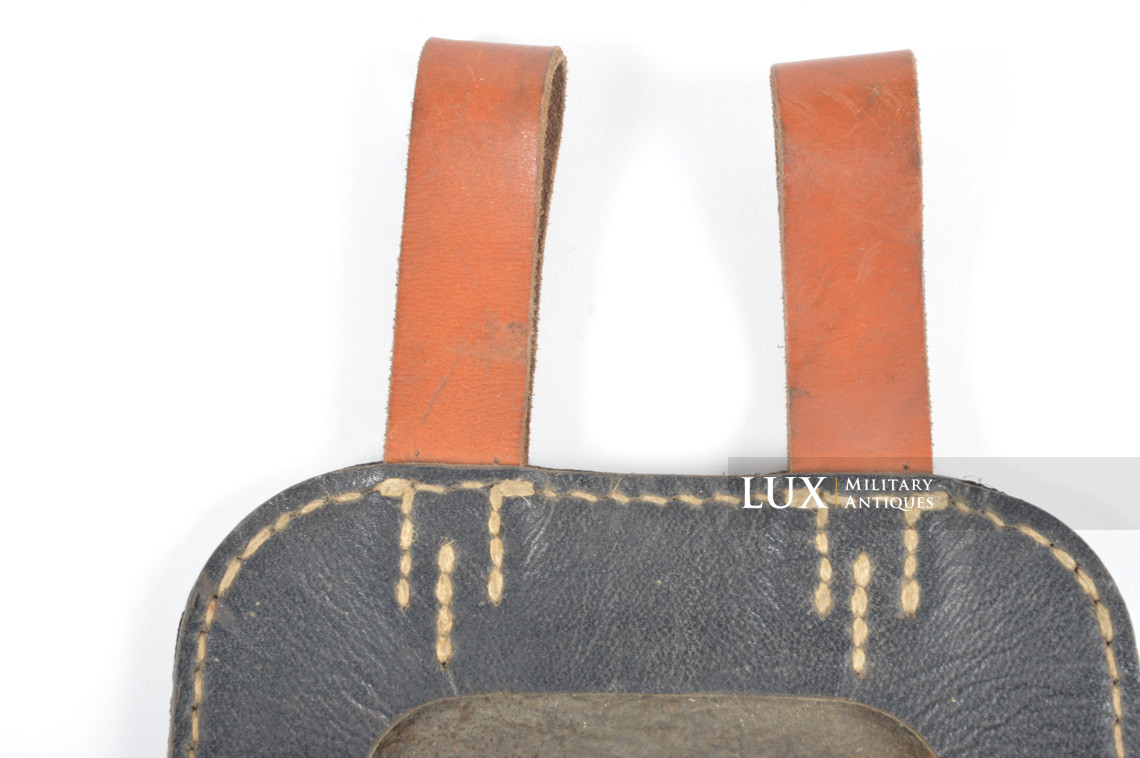 German entrenching tool carrying case in black pressed cardboard, « jqh 1944 » - photo 7