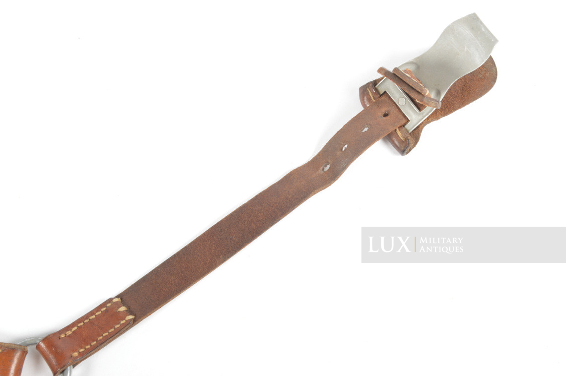 German light Y-straps in natural brown leather, « 1939 » - photo 17
