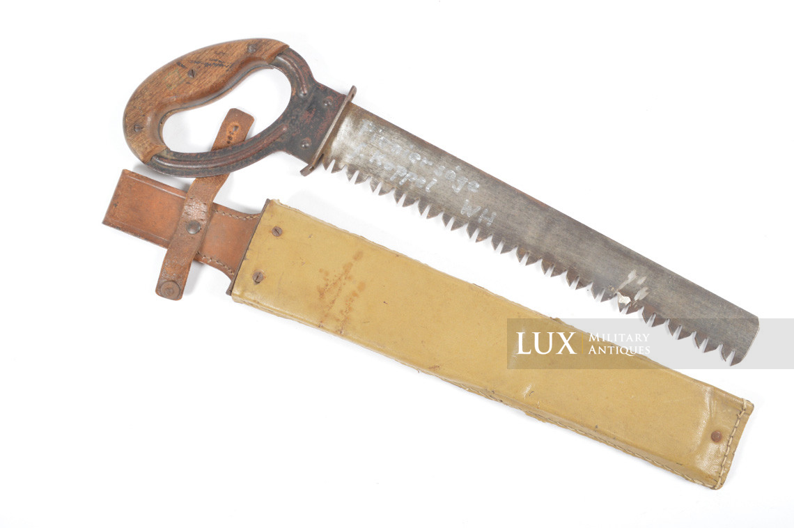 Rare German short combat engineer's field saw & tan pressed cardboard scabbard, « dob 1944 » - photo 11