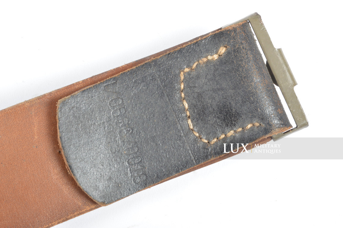 Cuir de ceinturon fin de guerre, état neuf, « RBNr - 1943 » - photo 8