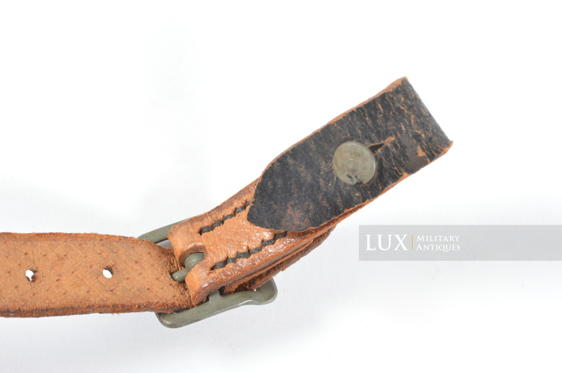 Jugulaire de casque allemand début de guerre en cuir de porc, « Wilhelm Eilers Bielefeld 1941 » - photo 9