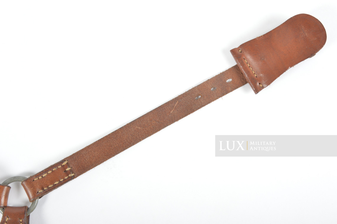 German light Y-straps in natural brown leather, « 1939 » - photo 11