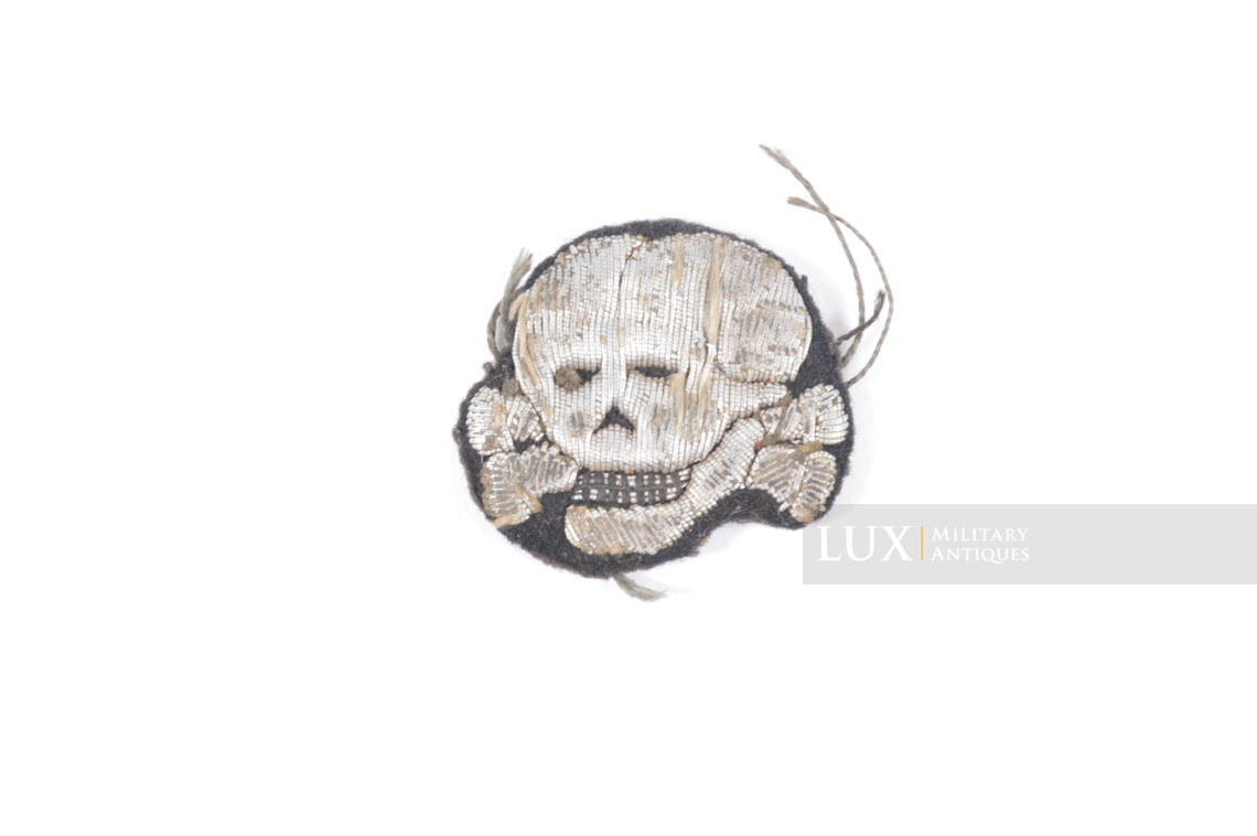 Rare tête de mort Waffen-SS coupée d’un coin de col Totenkopf, « GI’s Souvenir » - photo 7