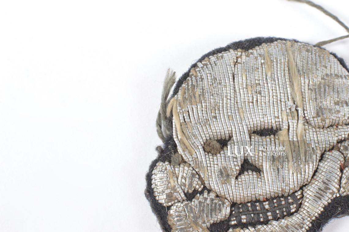 Rare tête de mort Waffen-SS coupée d’un coin de col Totenkopf, « GI’s Souvenir » - photo 8