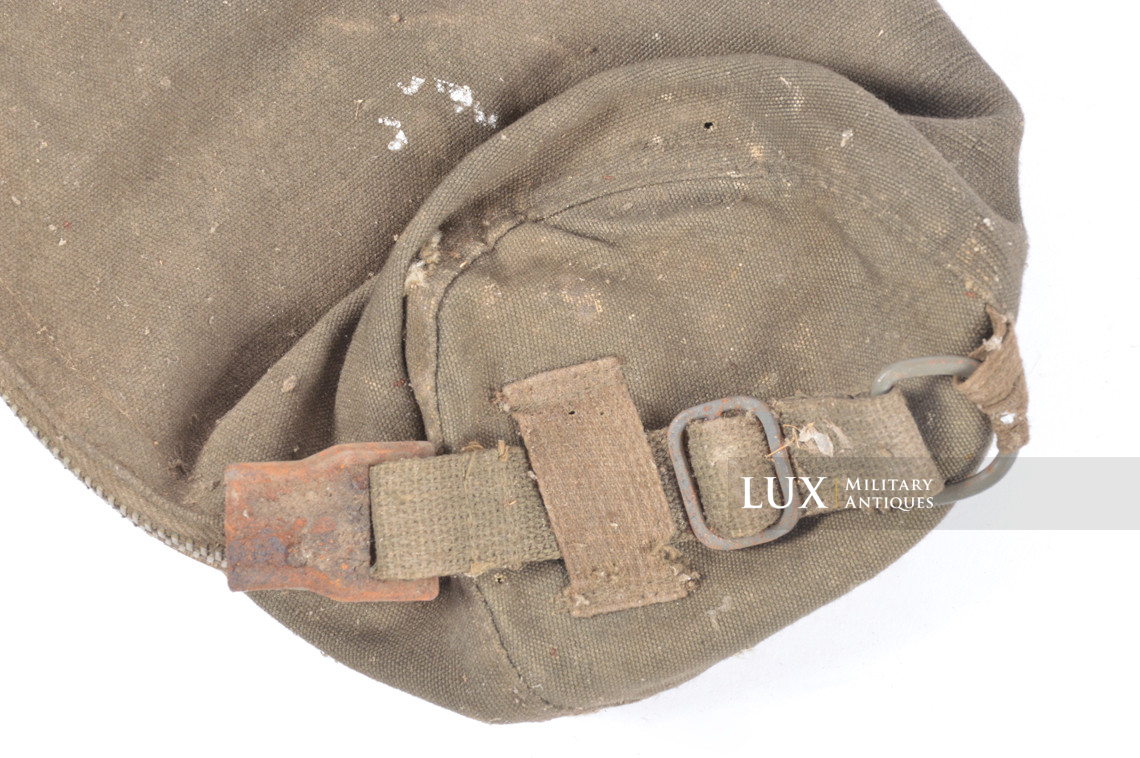 Late-war German paratrooper gas mask carrying bag, « woodwork find / Normandy » - photo 7